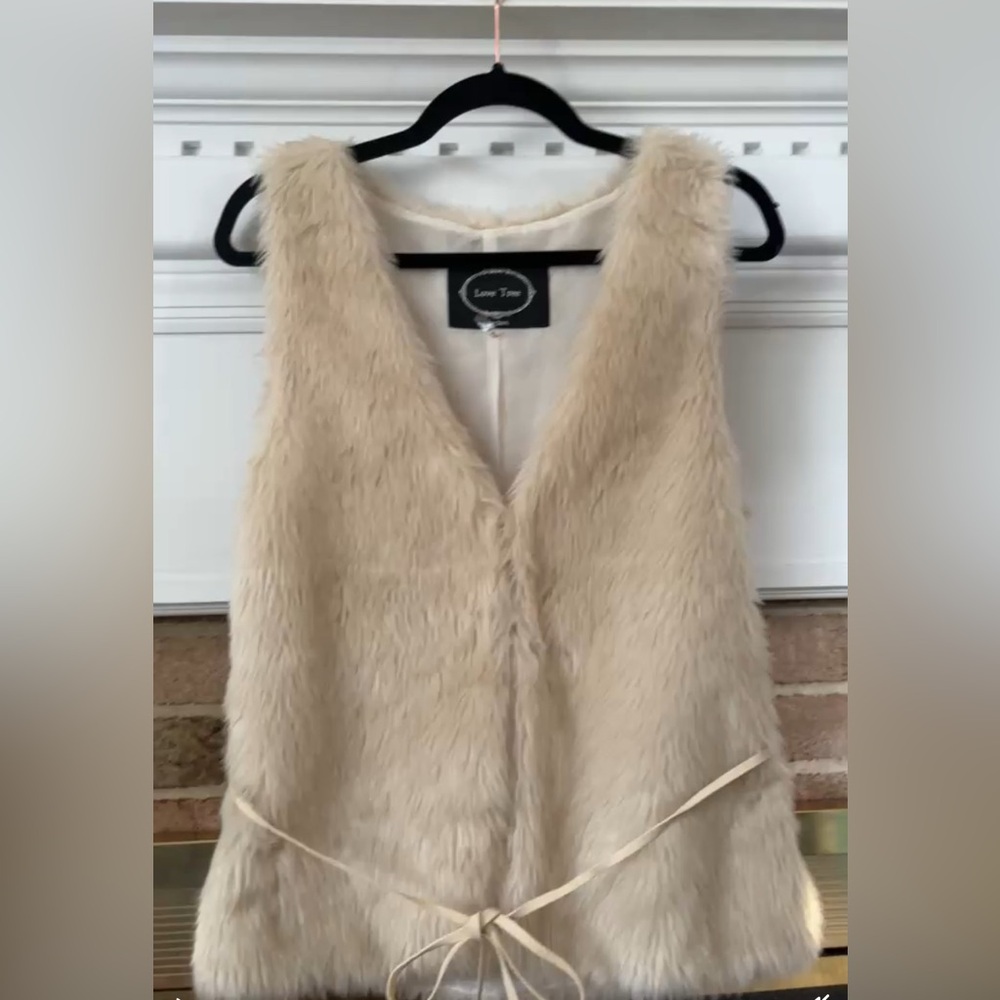 Love Tree Faux Fur Vest Size Small M Cream Women’s Boho Hippie Western with Belt